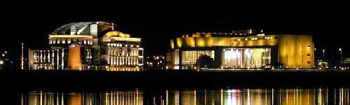 Palast der Künste und das Ungarische Nationaltheater am Donauufer in Budapest