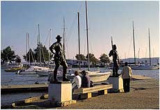 Fischerskulpturen im Yachthafen