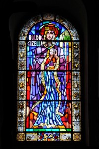 Fenster aus Mosaikglas mit der Hl. Gisela in der Stefansbasilika von Budapest
