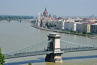 Kettenbrücke und Parlament