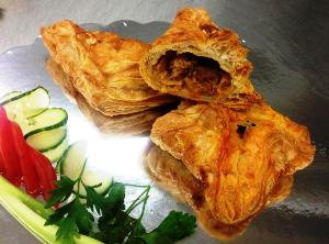 Szegediner Gulasch in Bltterteig als Strudel