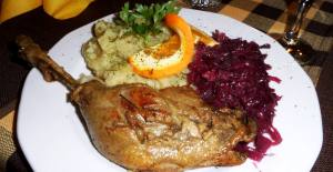 Martinsgans mit Kartoffelpree und Rotkohl