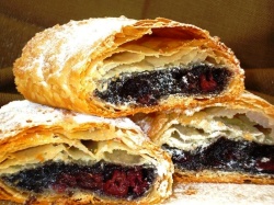 Strudel mit einer Sauerkirsch-Mohn-Fllung