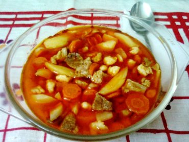 Ungarische Gulaschsuppe mit Zupfnudeln