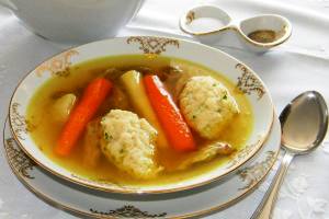 Karkassensuppe mit Grieklchen
